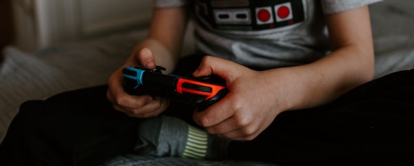 Kid playing with Switch - Photo by Kelly Sikkema